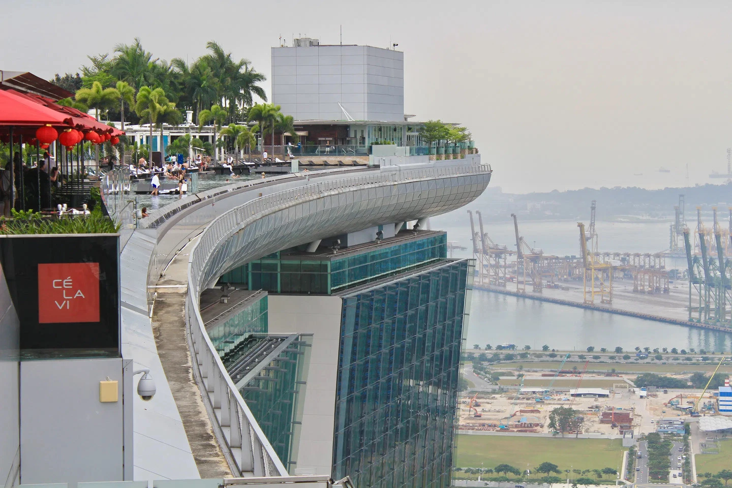 CÉ LA VI Dubai rooftop with city and water views.