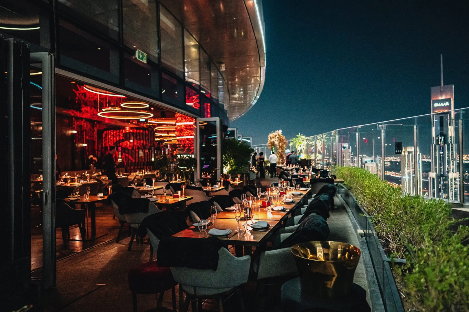 CÉ LA VI Dubai rooftop dining with city skyline view at night.