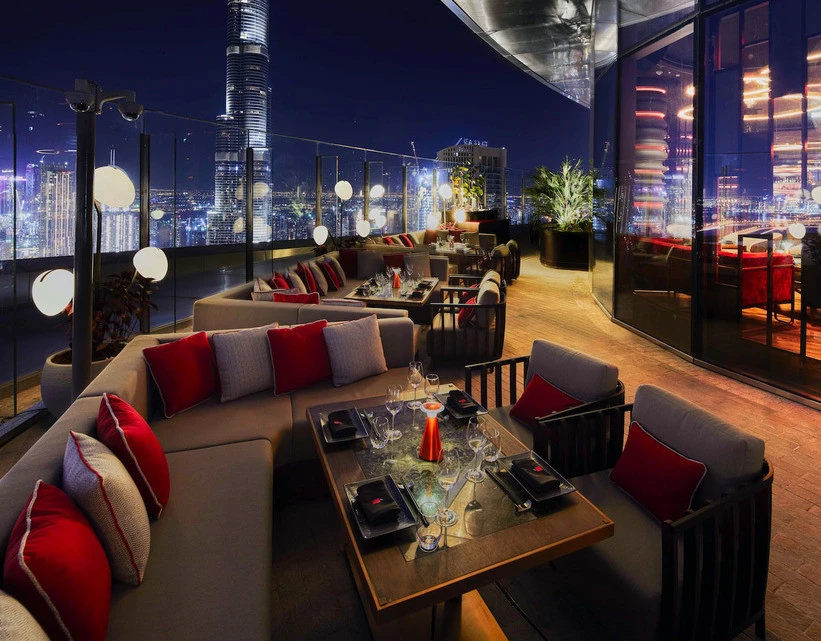 Luxurious rooftop dining at CÉ LA VI Dubai with city skyline view.