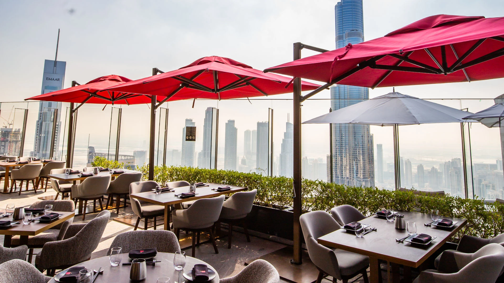 CÉ LA VI Dubai rooftop dining with city skyline view.
